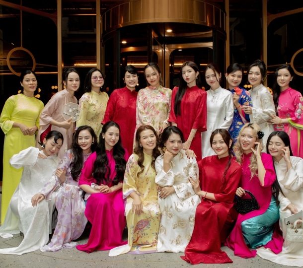“LỘC LÀNH SẮC SON” 